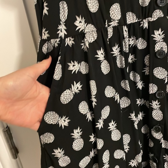 Stylish Black Dress with White Pineapple Pattern - Picture 4 of 7